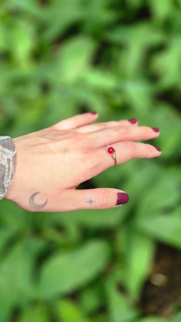 Luna sormus 🌙
Säädettävä kuparilankasormus tummumista vastaan pinnoitetusta kuparilangasta ja lasihelmistä.
Saatavilla 11 eri sävyssä.
Nikkelitön ja lyijytön.
#handmadejewellery #sormus #ring #fairycore #whimsical