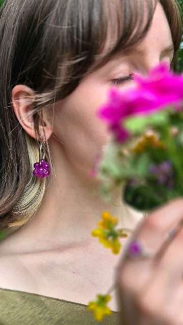 Berrylicious korvakorut valitsemillasi sävyillä sekä siihen mätsäävä Luna sormus. 🌸🩷✨️🌿
#korubrändi #jewelry #berrykorvakorut #whimsical