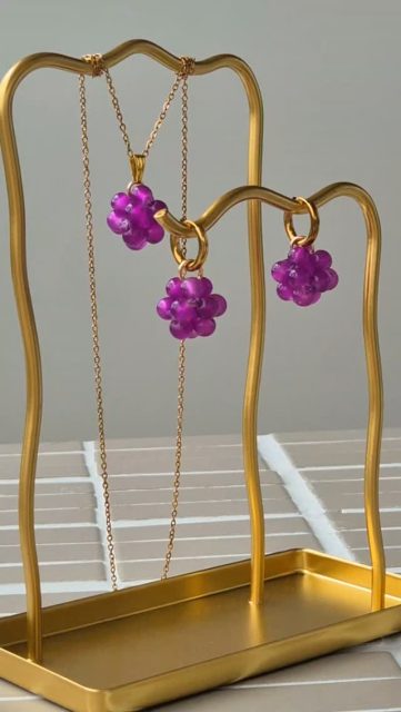"Kuin kaksi marjaa!" 🍓🫐
#korvikset
#käsintehdytsuomessa
#korut #paulakorut #handmdejewelry